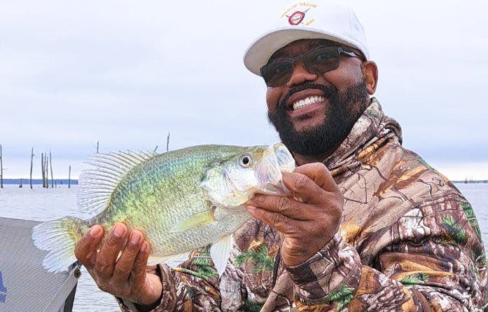 Crappie Fishing with A Bobber and Live Worms ! ! ! 